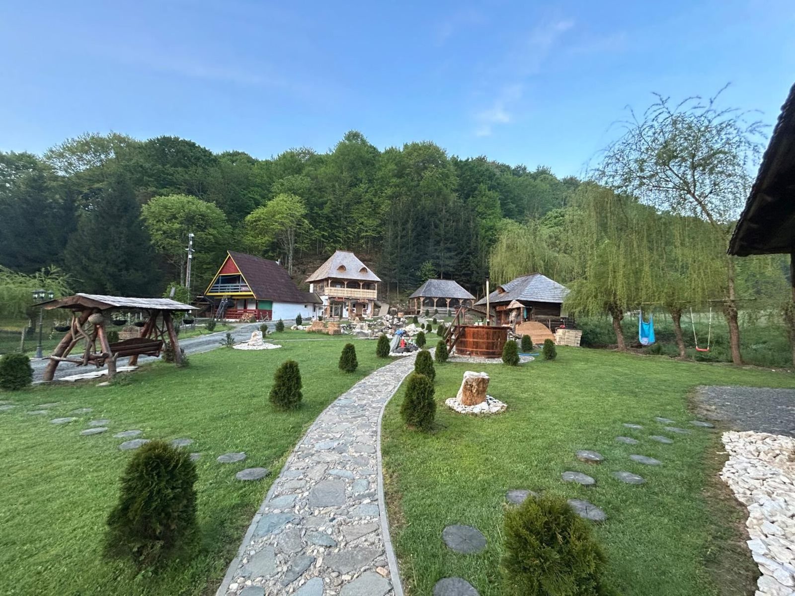 Satul lui Traian — complex de cabane în Maramureș